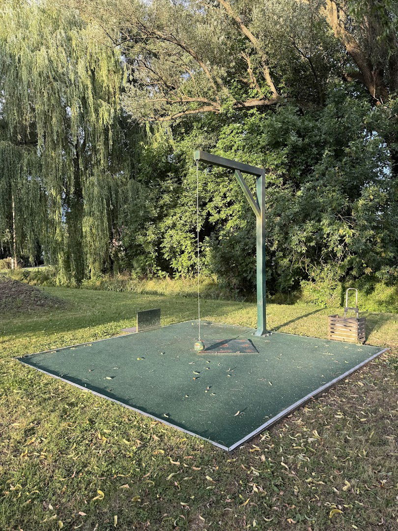 Kegljišče s kroglo na vrvici