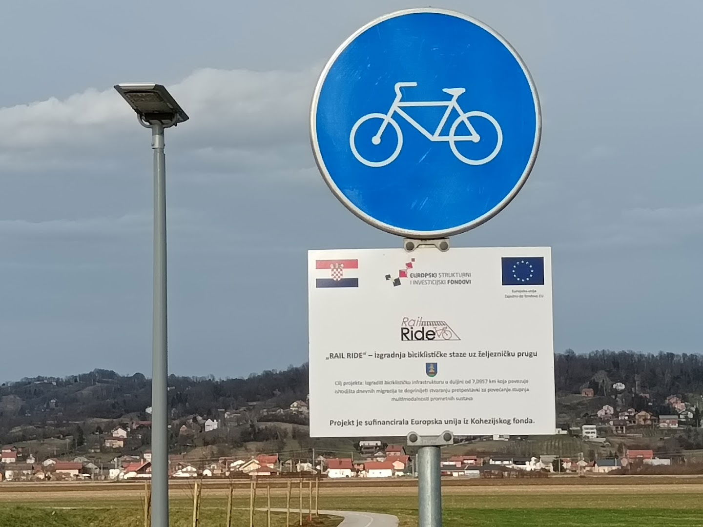 Pametna klupa/Smart bench (Wireless charging)