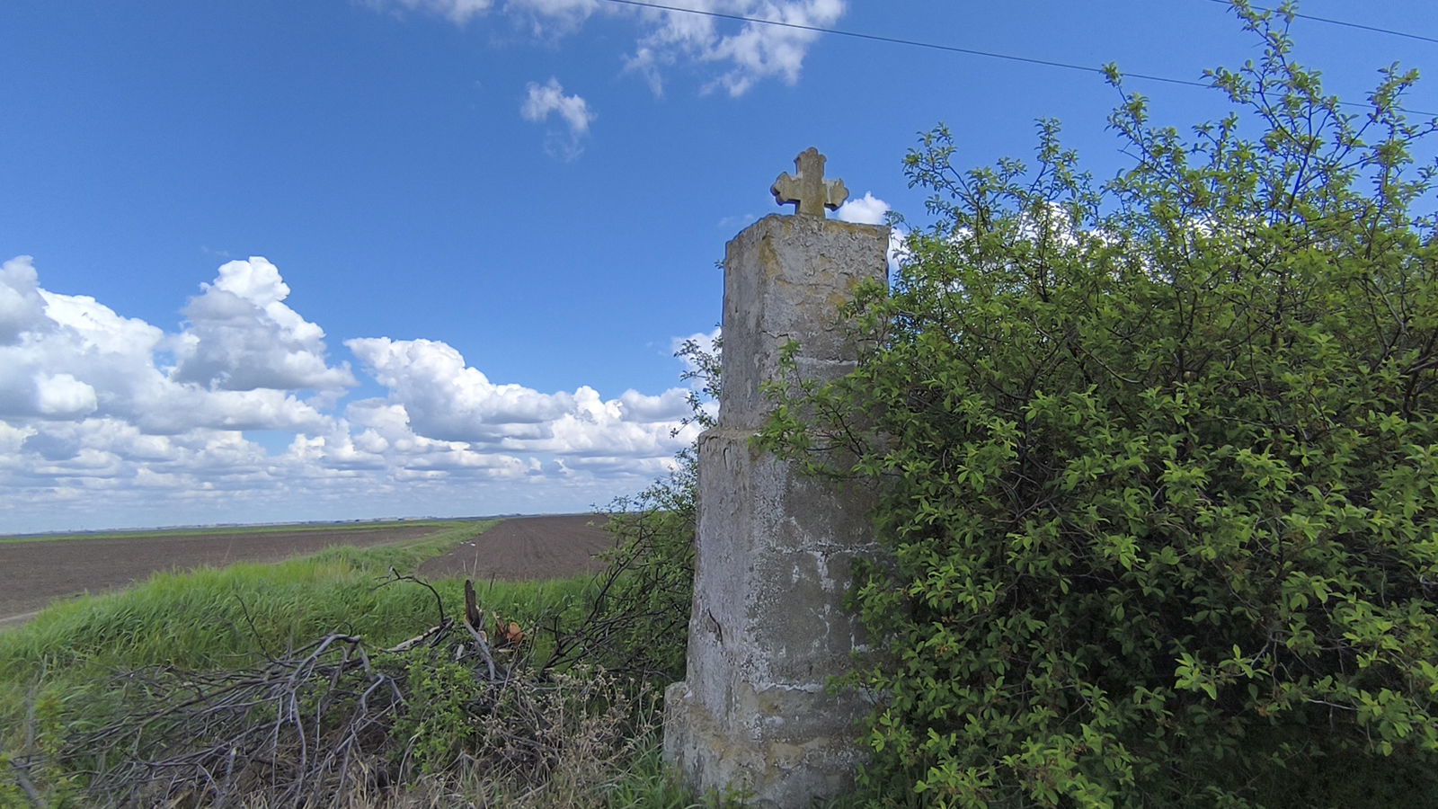 Крст у пољу