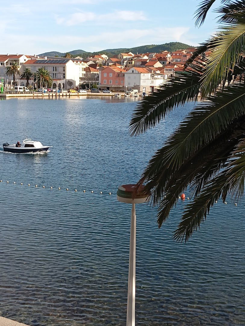 Apartments and rooms Frano