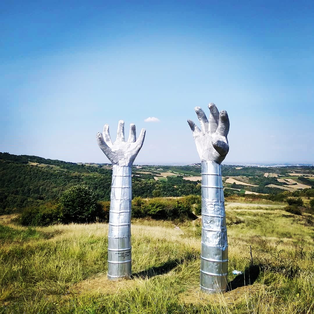 Skulptura "Drži me za ruku" Dušan Savković