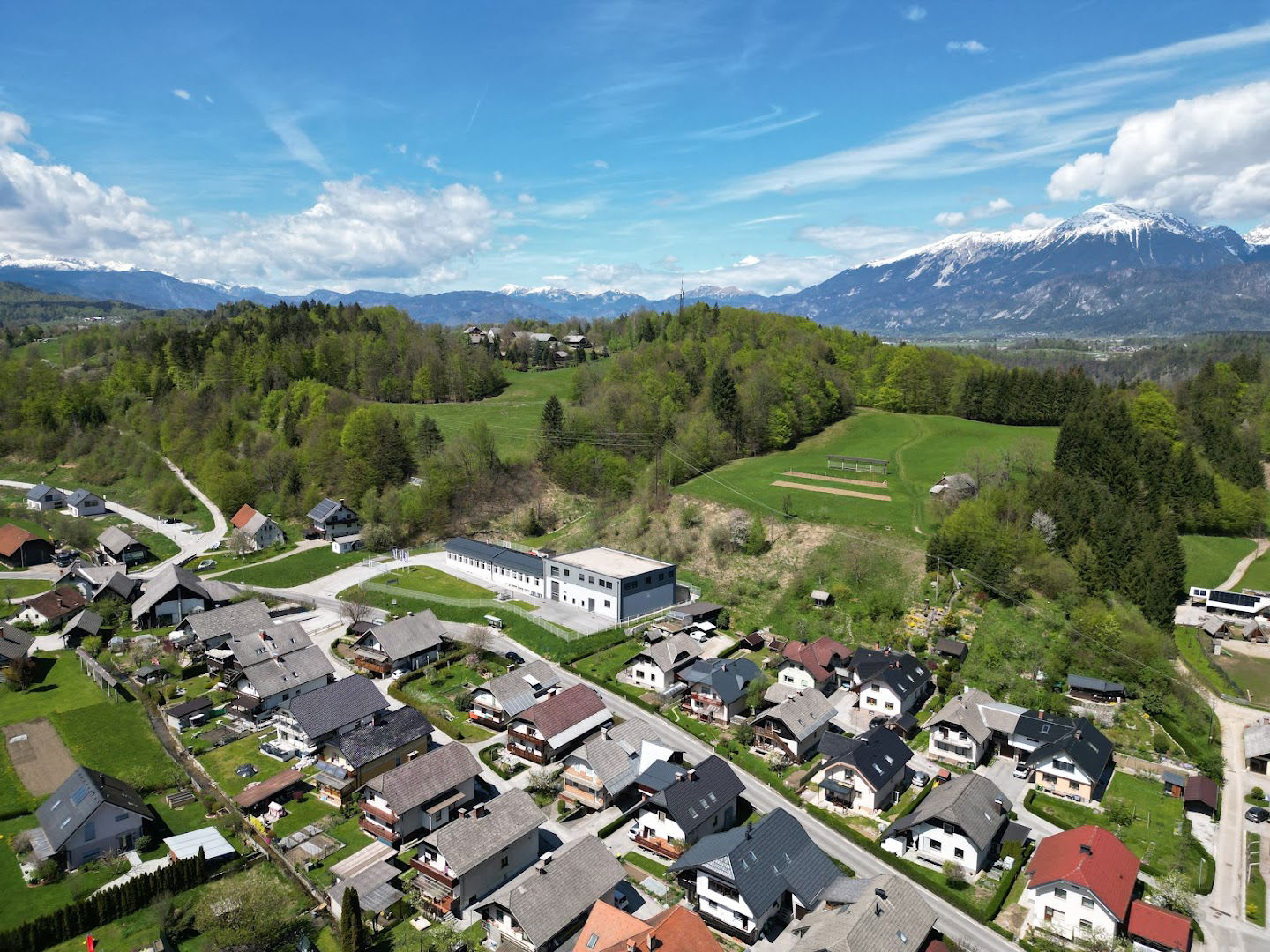 Cometal, podjetje z lastno proizvodnjo, Komercialnimi posli in trgovino, Radovljica, d.o.o.