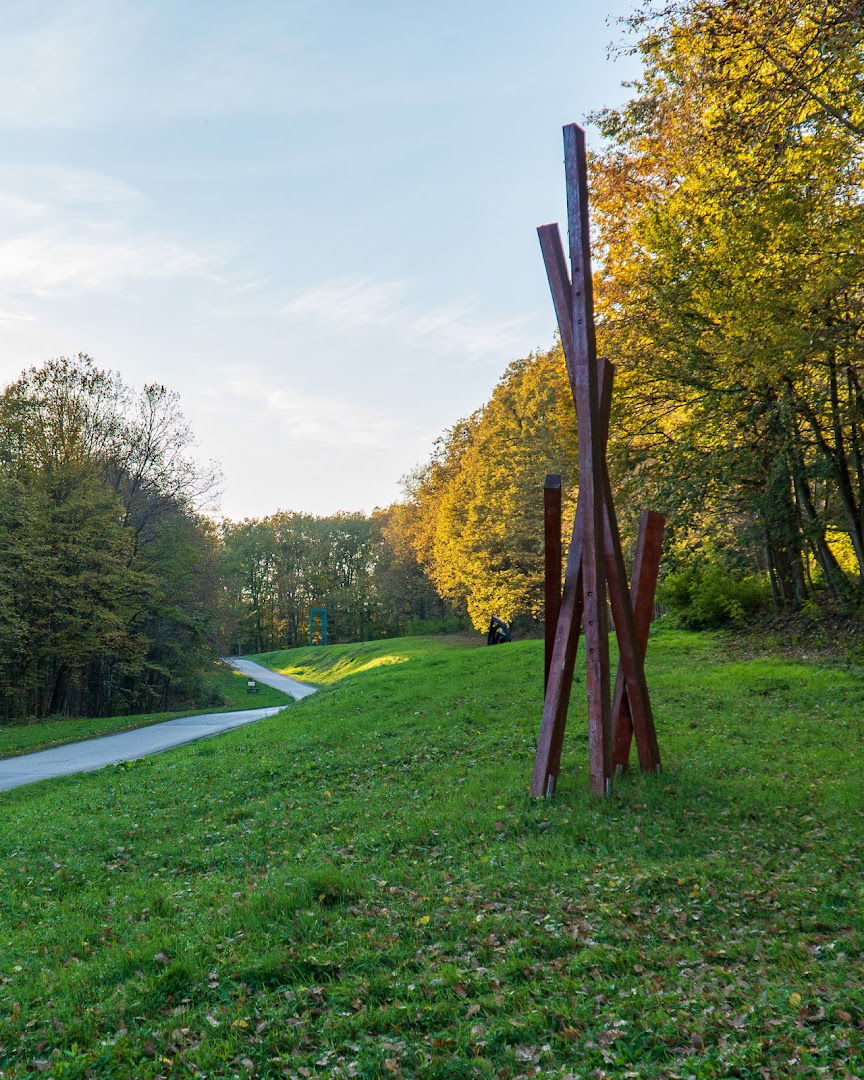 skulptura Regočev Rog (Svijetle pruge, galerija skulptura na otvorenom)