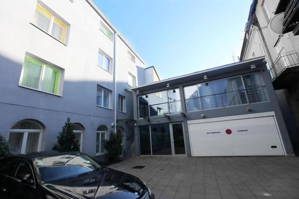 Whole Wide World Hostel & Bar