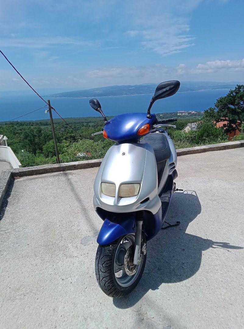 Rent a scooter Leo moto Baska Voda