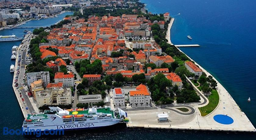 Deluxe Neli Apartments