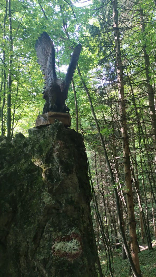 Jastreb, skulptura