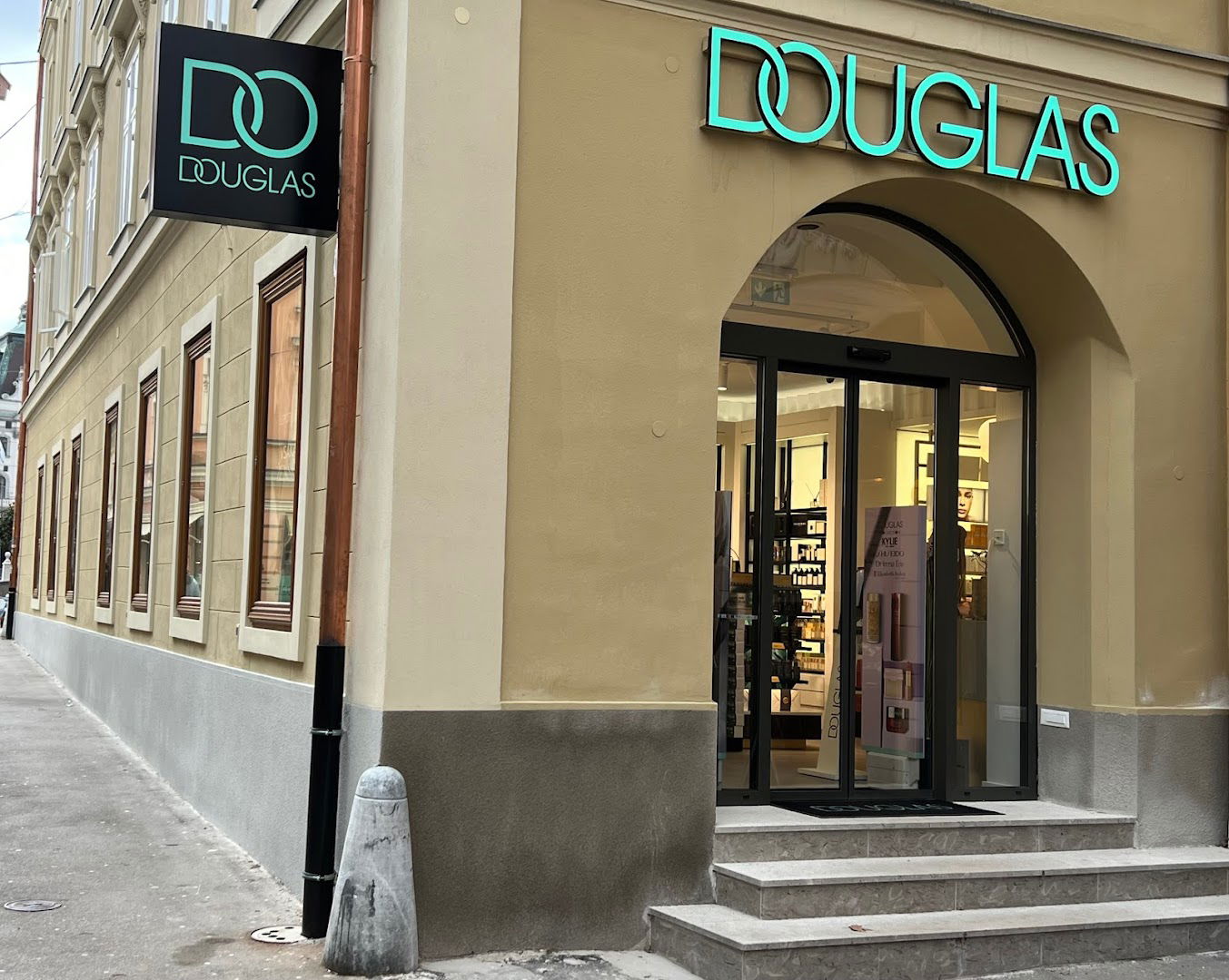 Douglas Parfumerija, Kongresni trg 4, Ljubljana