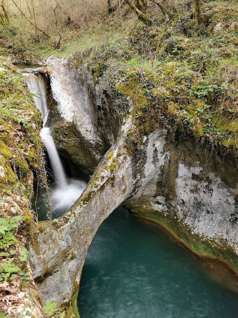 Kožbana, Krčnik - soteska s koriti in naravnim mostom