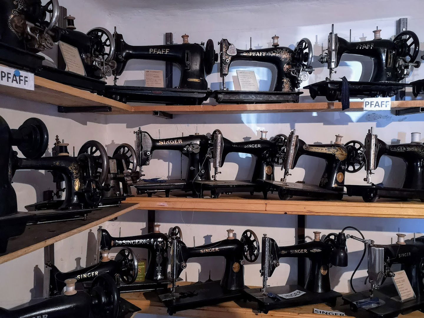 Zbirka starih šivalnih strojev