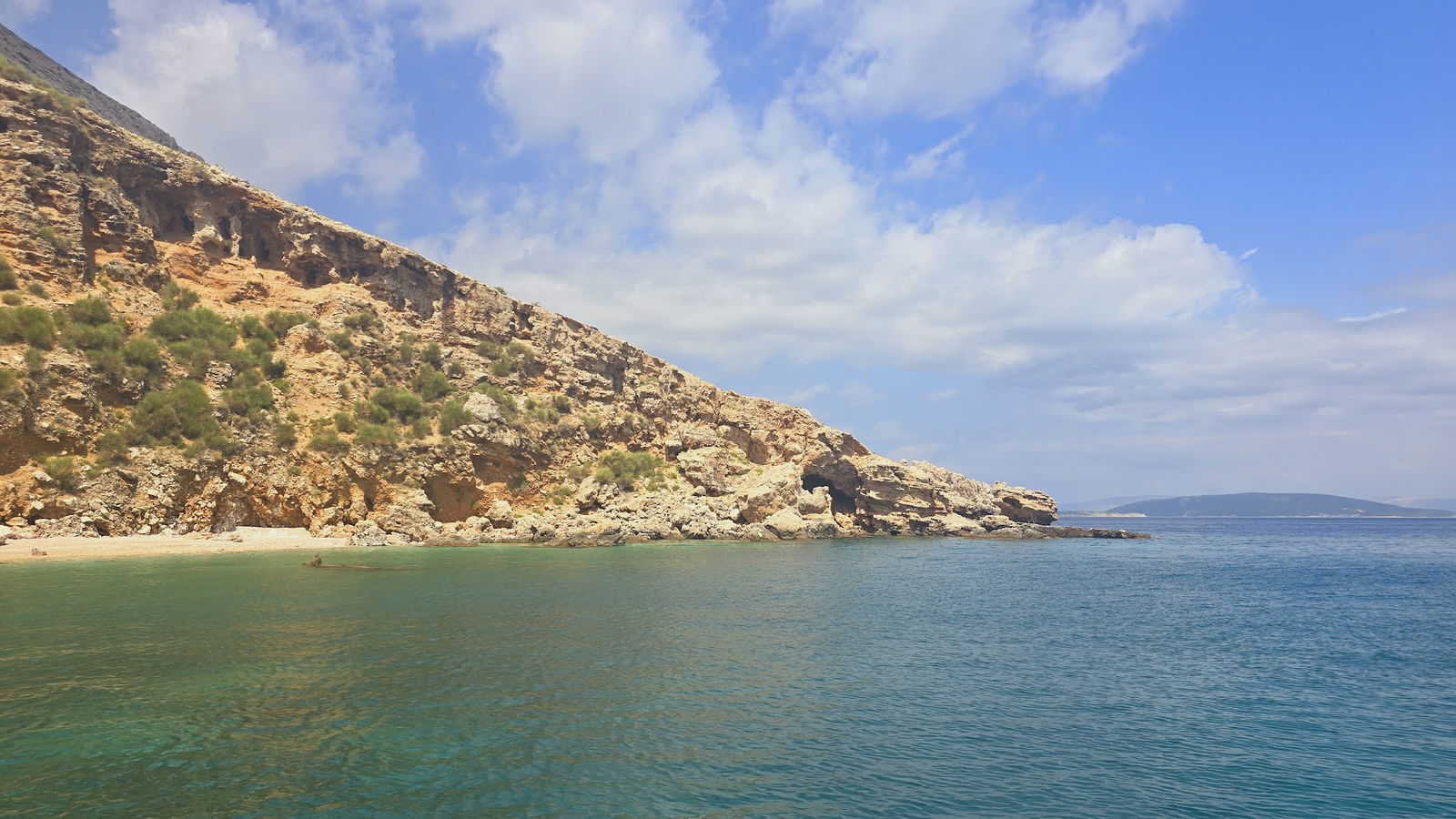 Njivica Beach (Uvala Mali žal)