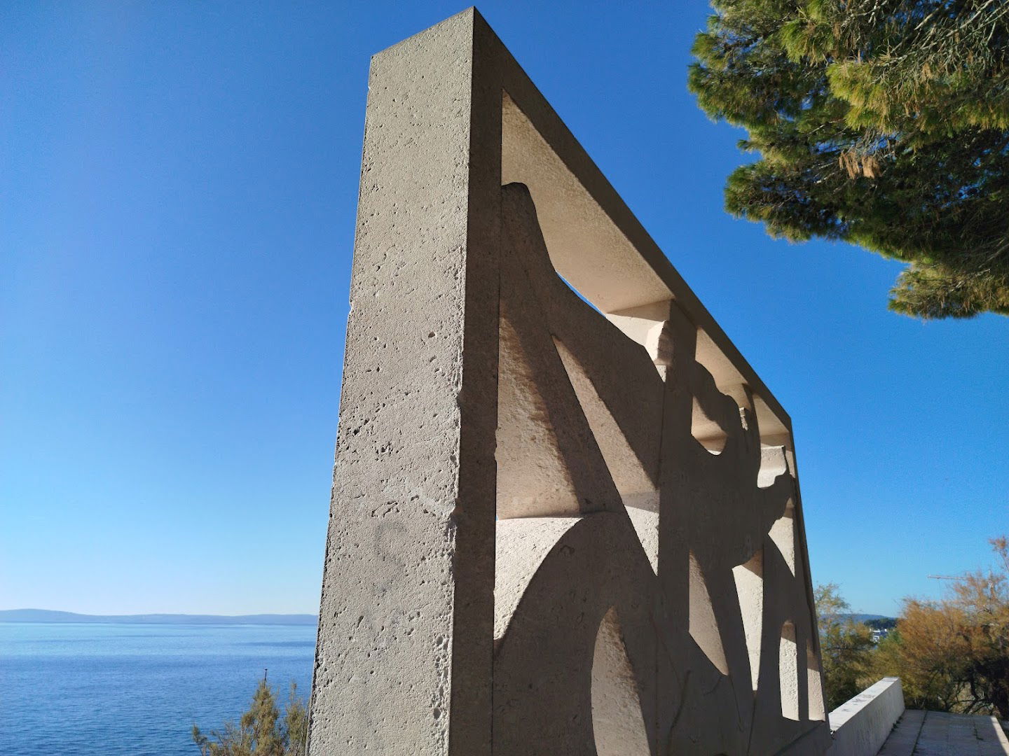 Monument to fallen sailors