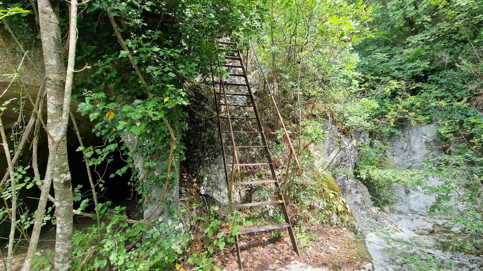 Altes Häuschen am Bahntunnel