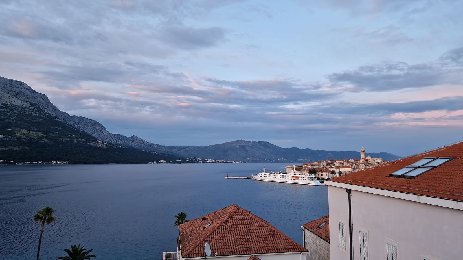 Sea view apartment and room Sessa
