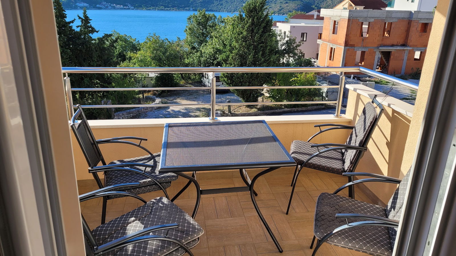 SLANO BAY APARTMENTS