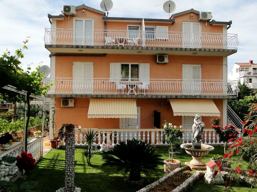 Apartments and Rooms VIKELI