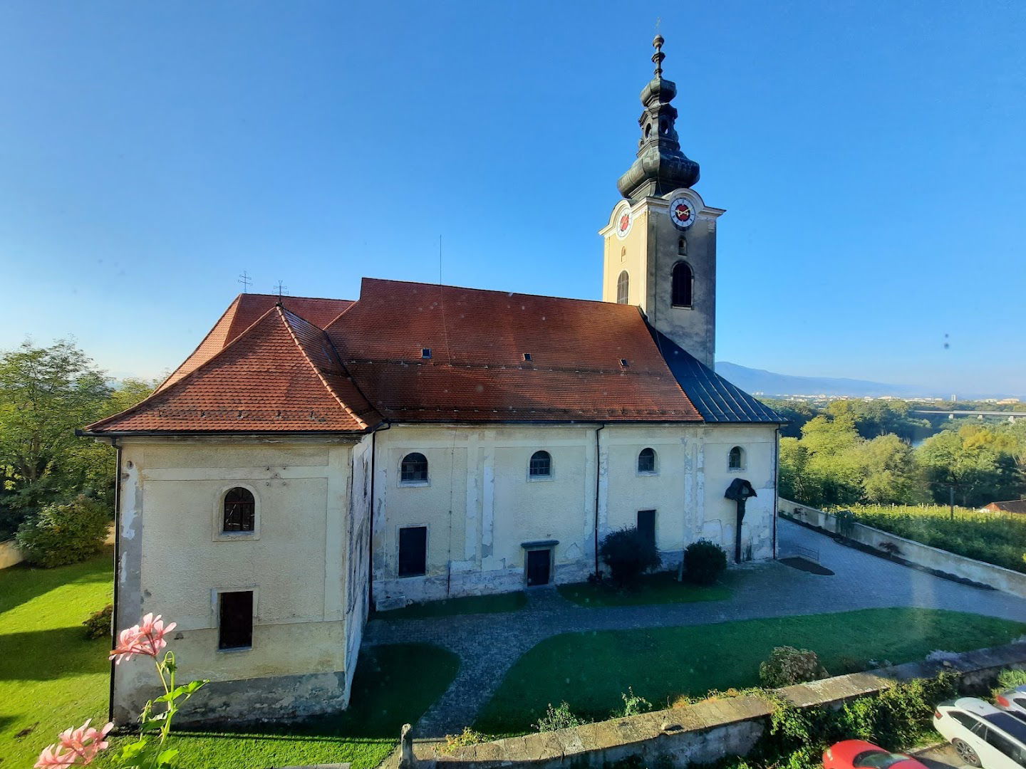 Župnijska cerkev Sv. Petra in katakombe