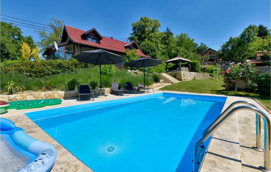 Amazing Home In Seketin With 2 Bedrooms, Sauna And Outdoor Swimming Pool