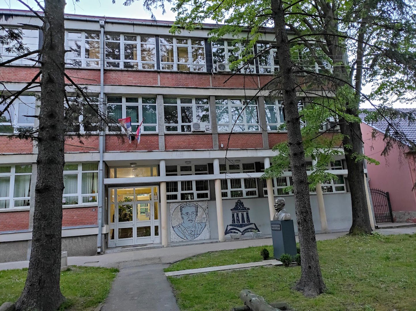 Гимназија „Михајло Пупин”