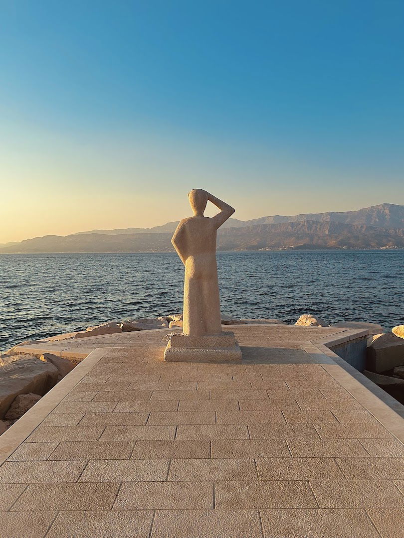 Socha ženy hľadiacej do mora