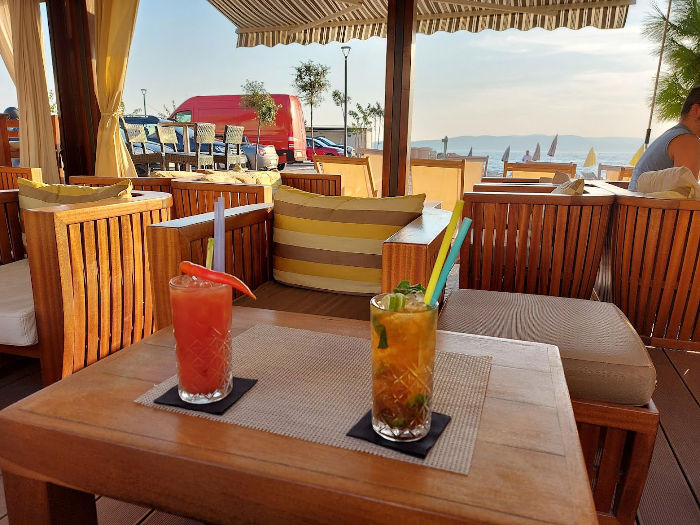 Bahari Lounge & Beach Bar