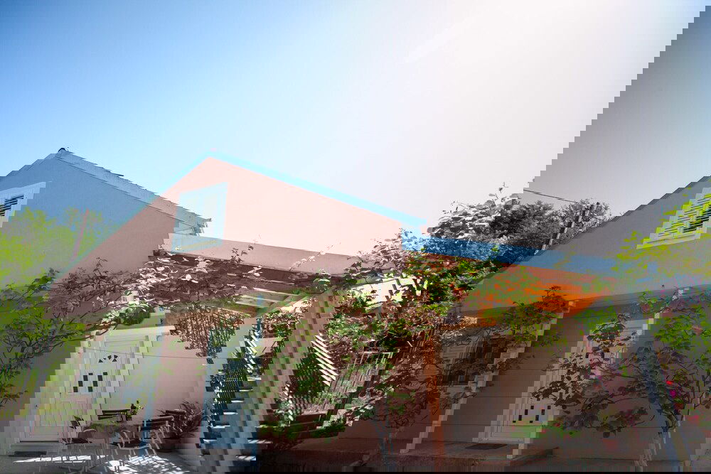 House next to the river Miro