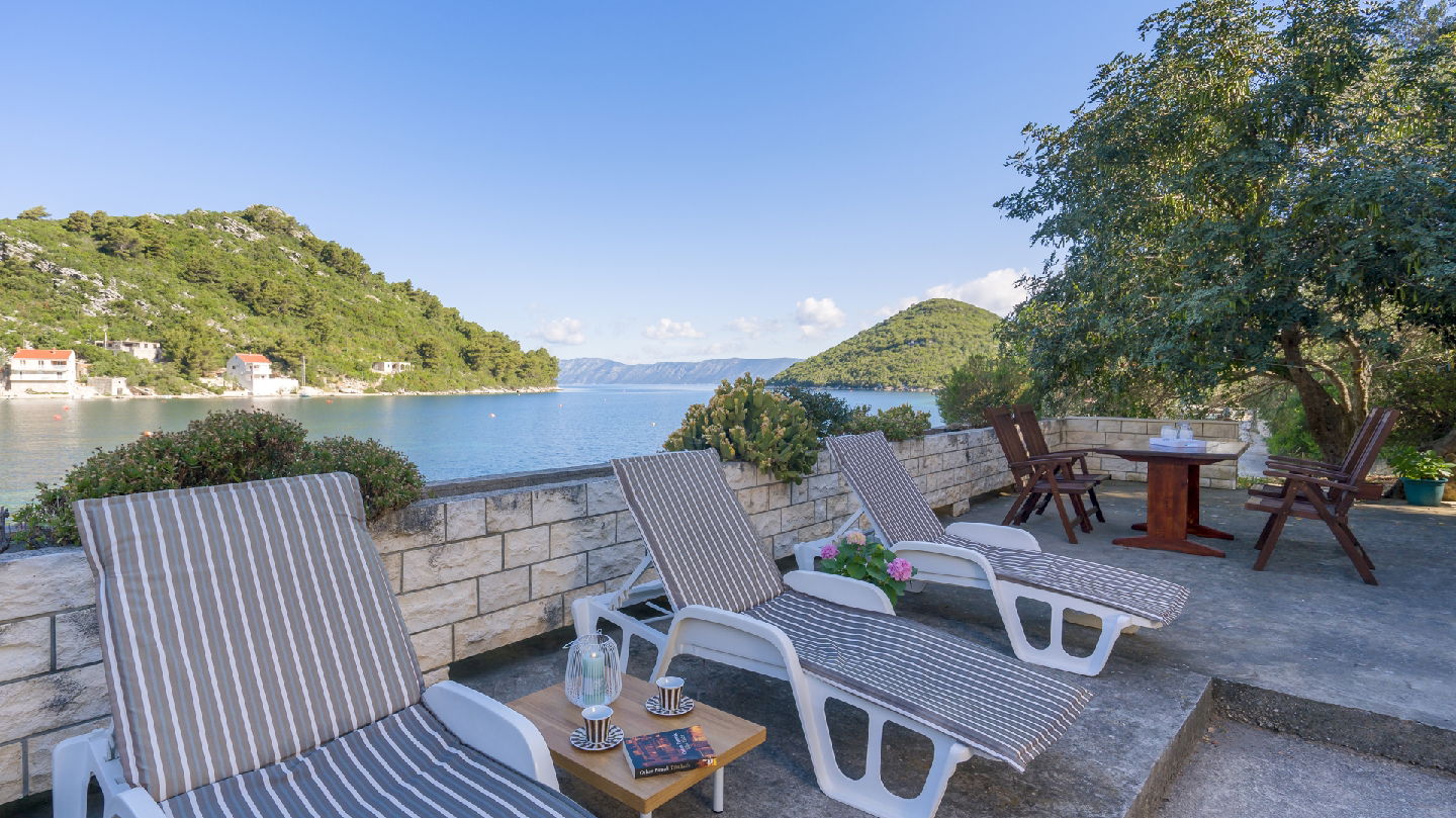 Charming apartment by the sea