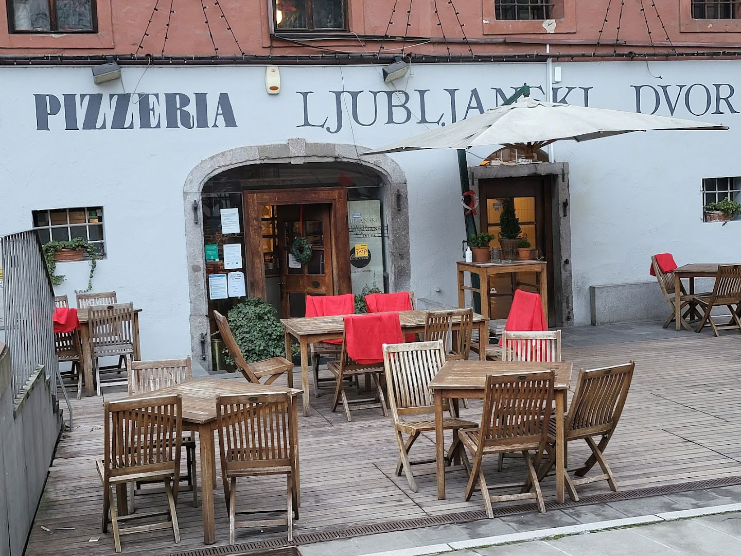 Gostilna, pizzeria, okrepčevalnica in delikatesa ljubljanski Dvor Ivan Kapetanović s.p.