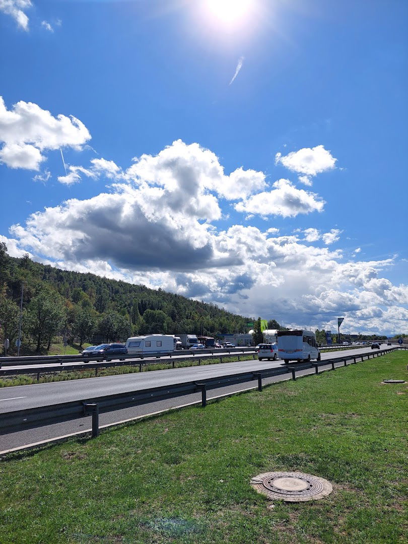 Ravbarkomanda Highway Rest Area - West