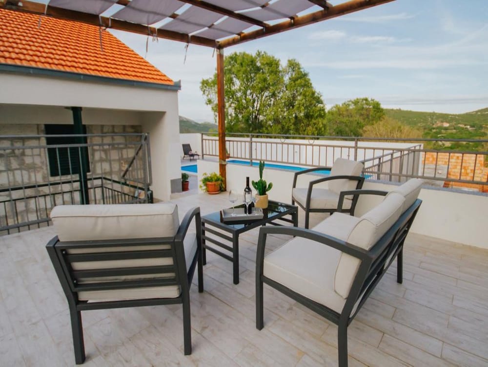 Tranquil Getaway Villa Prapatnica With Pool and Garden