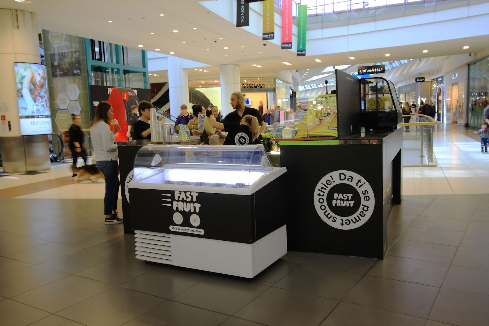 Fast fruit smoothie bar