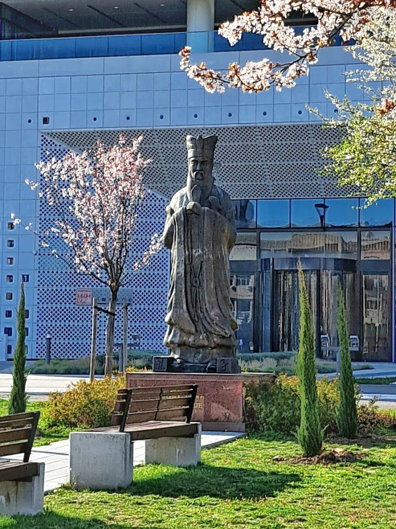 Споменик Конфуцију