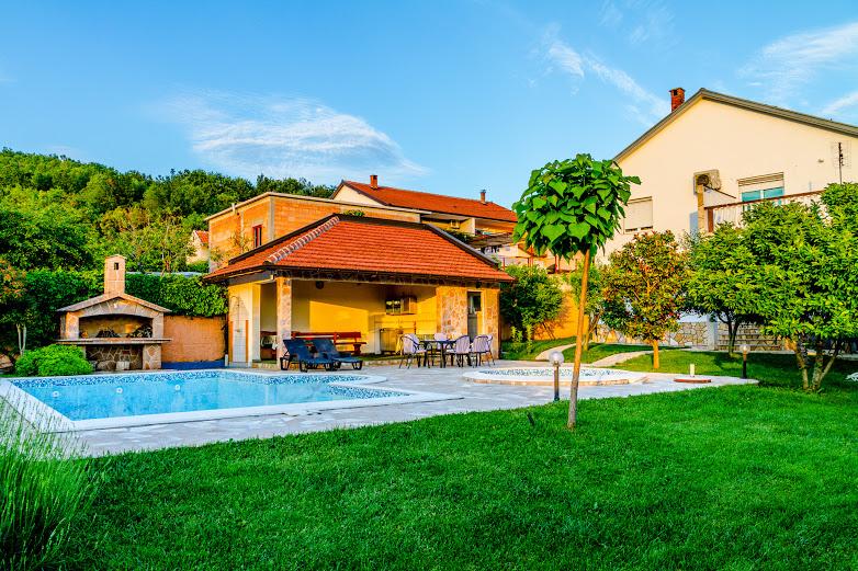 Sunny Apartment with swimming pool Stolac