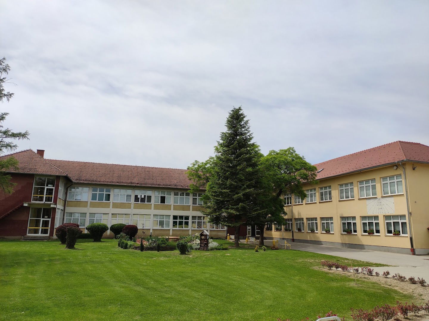 Elementary school Strahoninec
