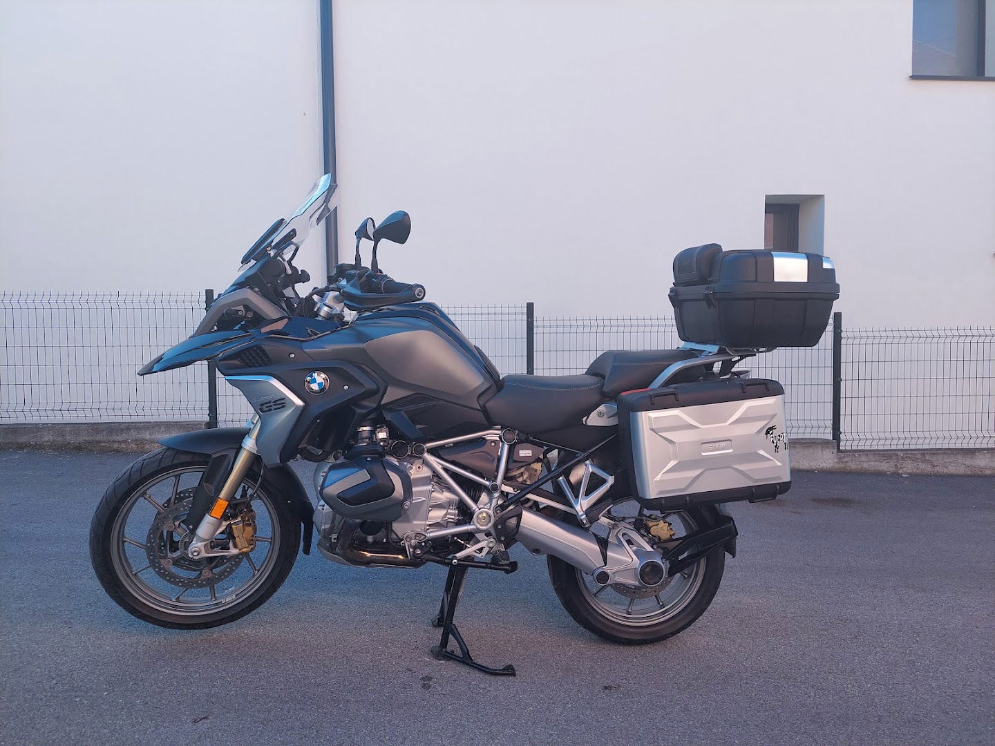 Lumar Drive - Moto hire & Car rental