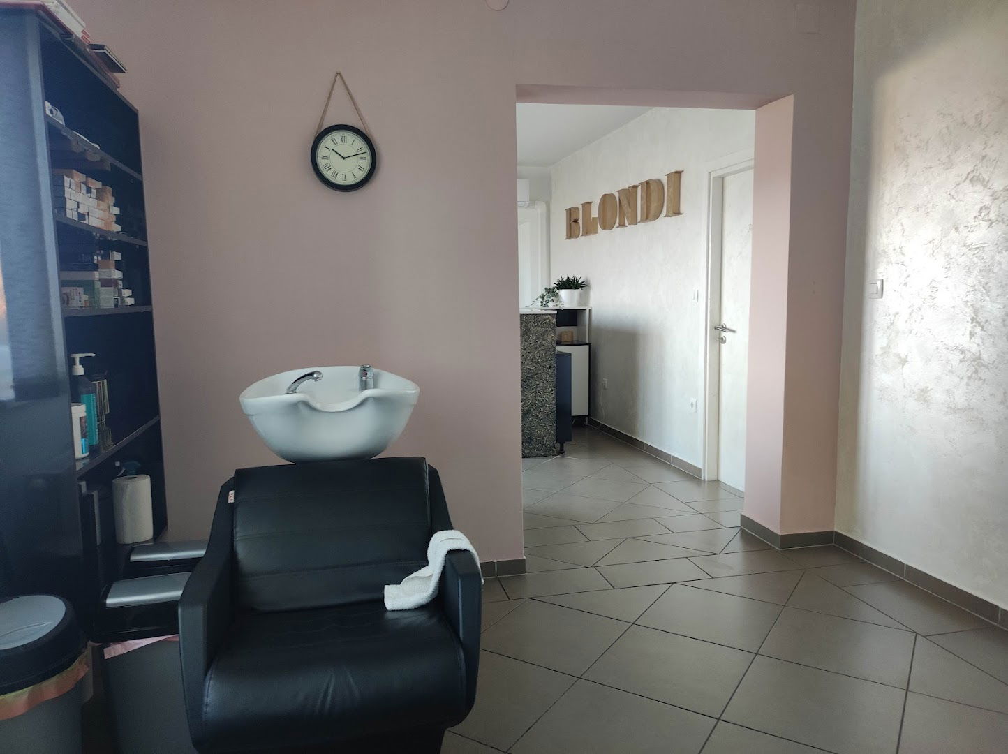 Frizerski Salon BLONDI JEDNOSTAVNO D.O.O. ZA USLUGE I TRGOVINU