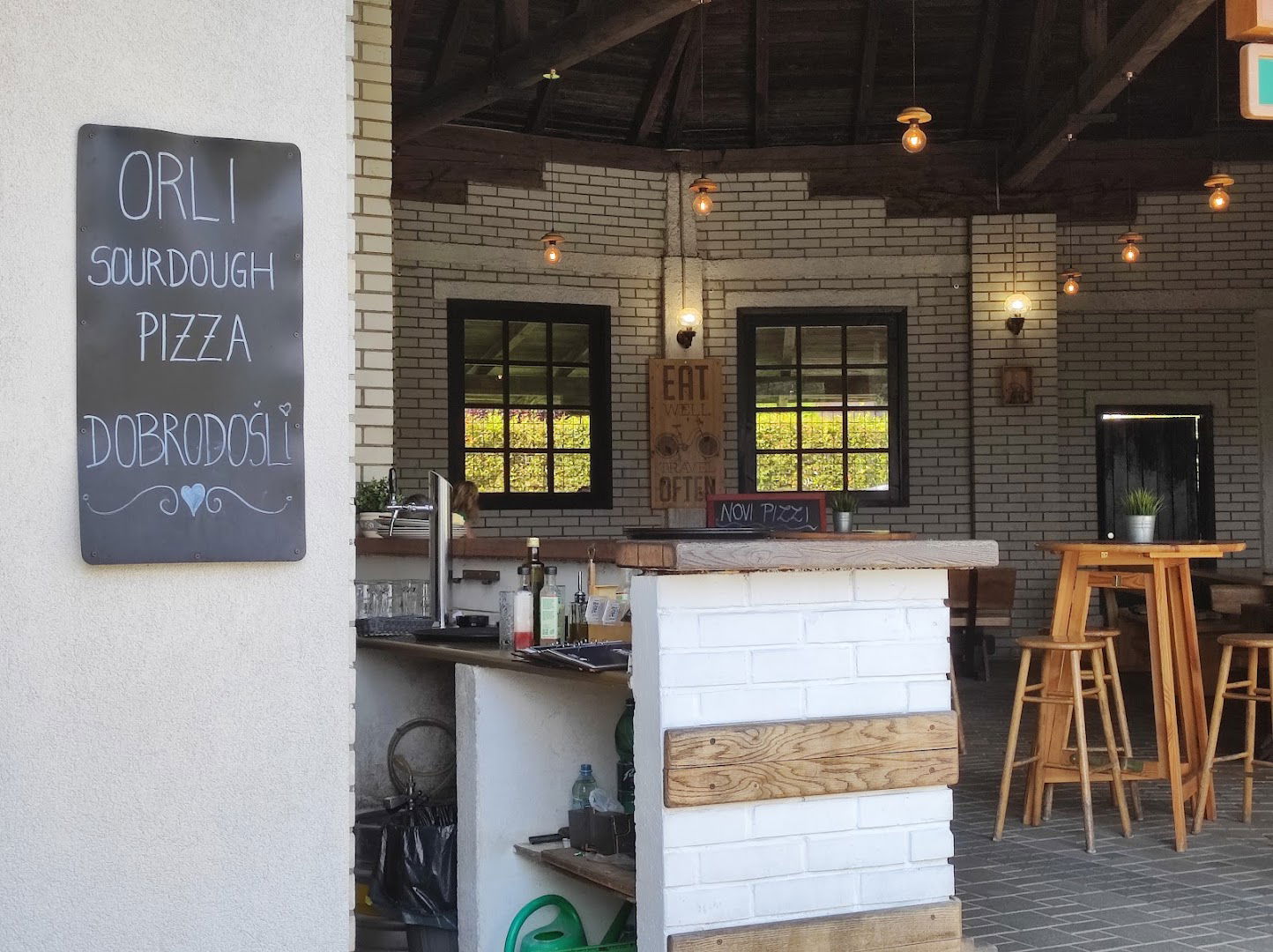 Pizzeria Orli, Tenetiše