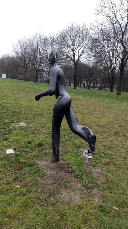 Skulptura "Trkač" akad. kiparice Marije Ujević