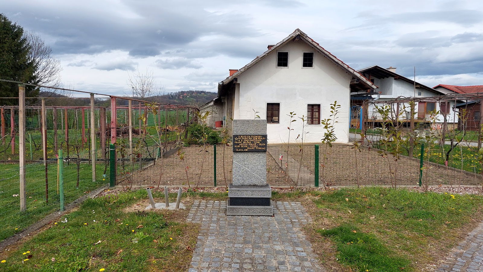 Spomenik padlim partizanom