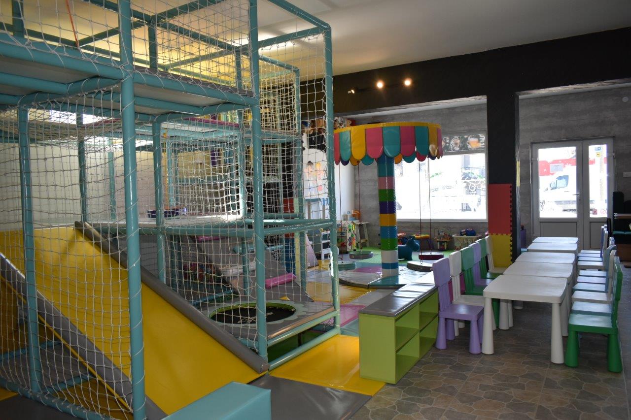 Kafe igraonica Sremčica "LAZA I MAZA"