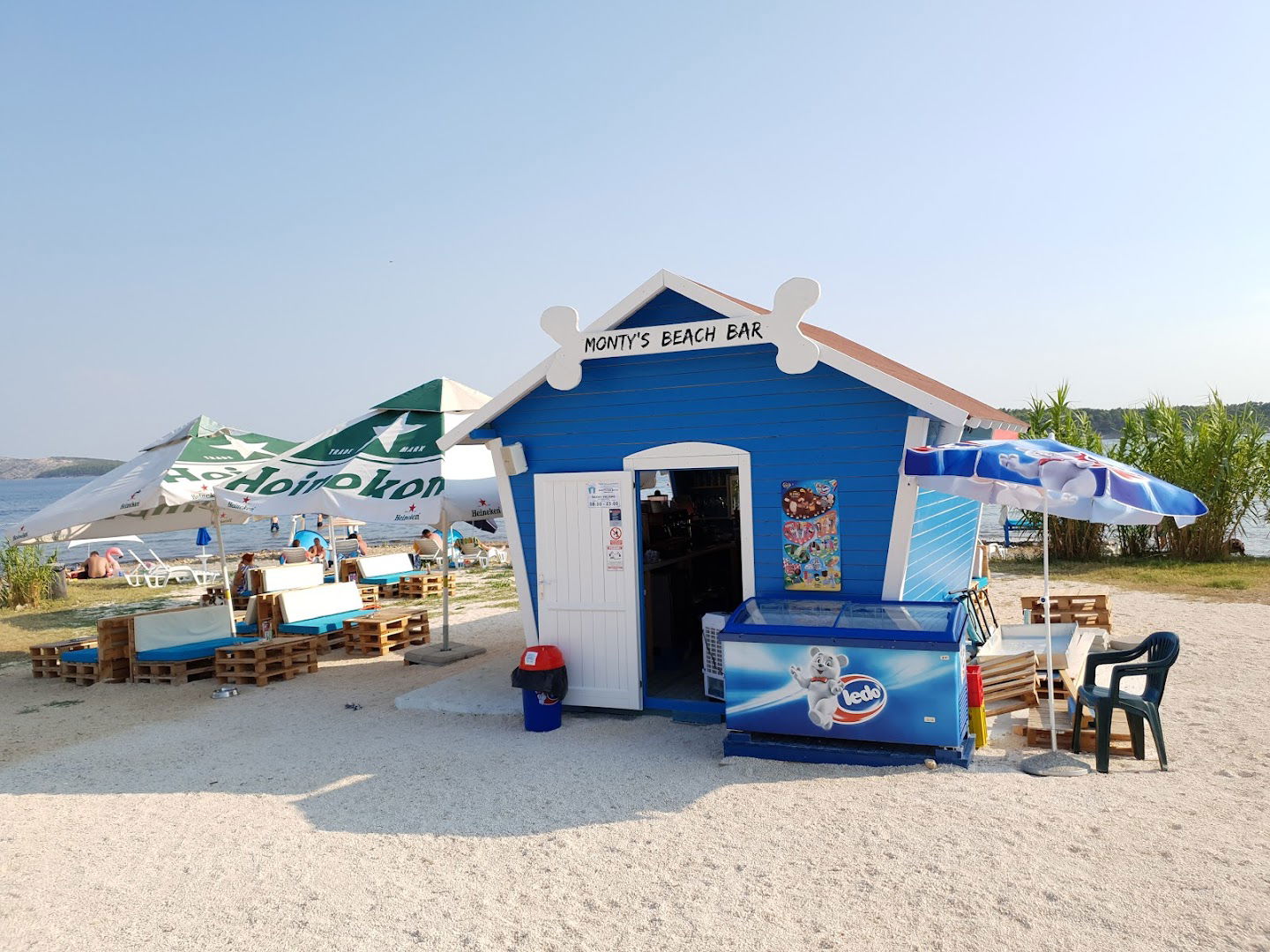 Monty's Dog Beach & Bar