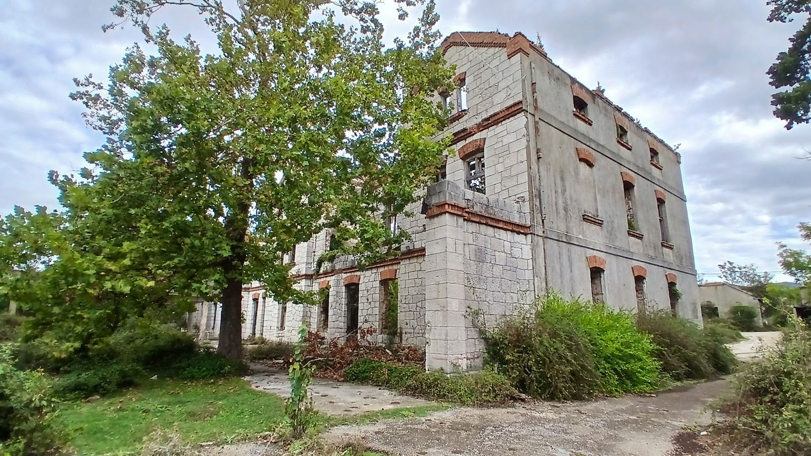 Stara željeznička stanica Hum