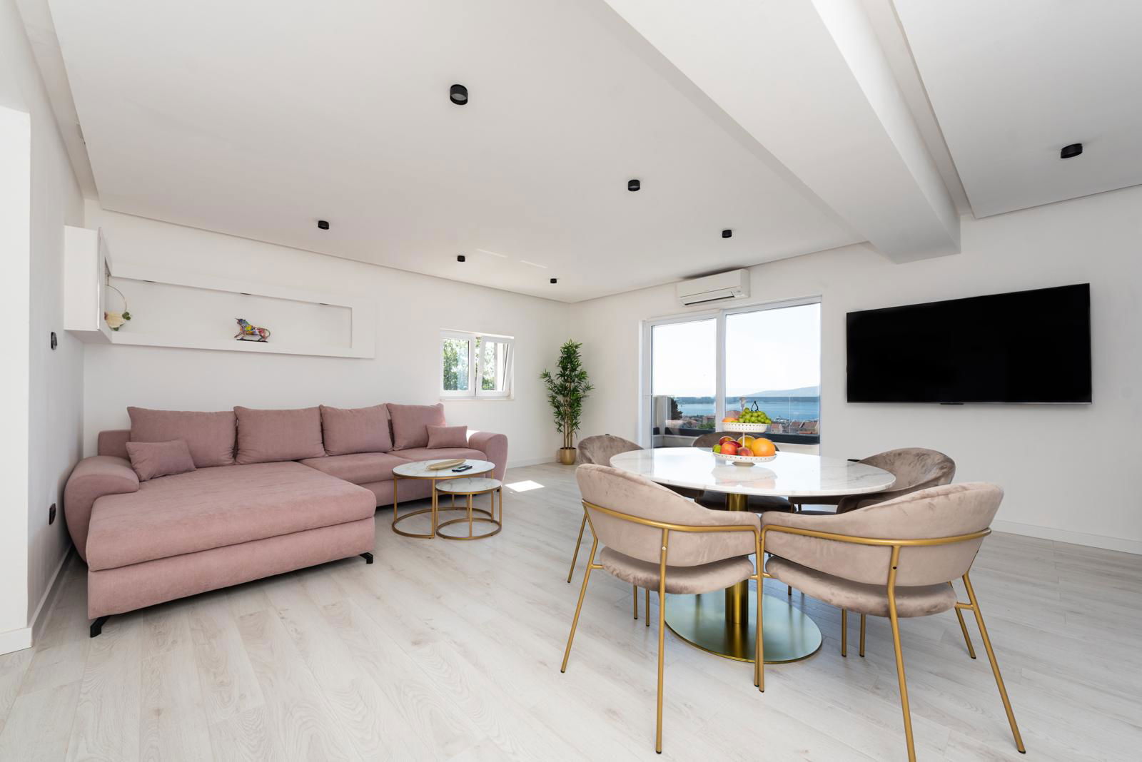 Lux Apartment MARRA with the rooftop jacuzzi