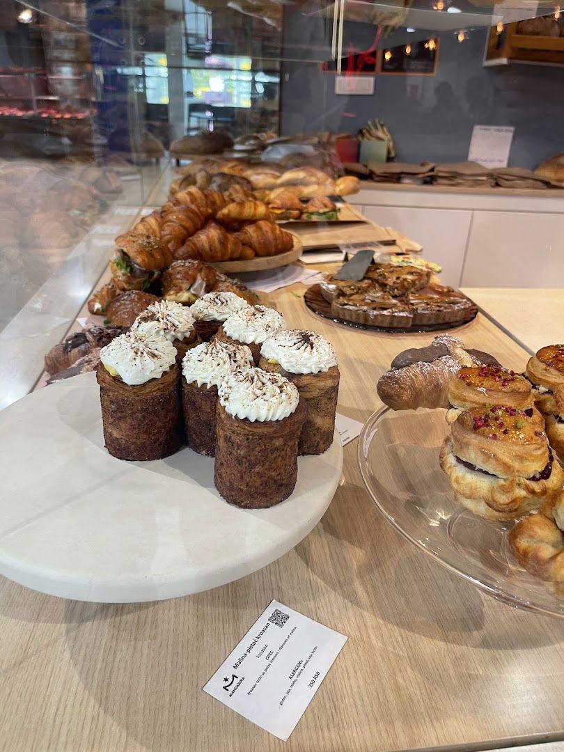 Mandarina cake shop & Šarlo bakery