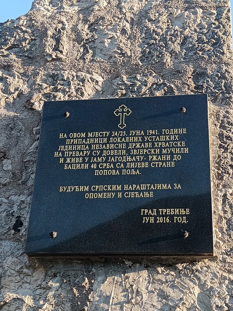 Škola Kotezi - Spomenik