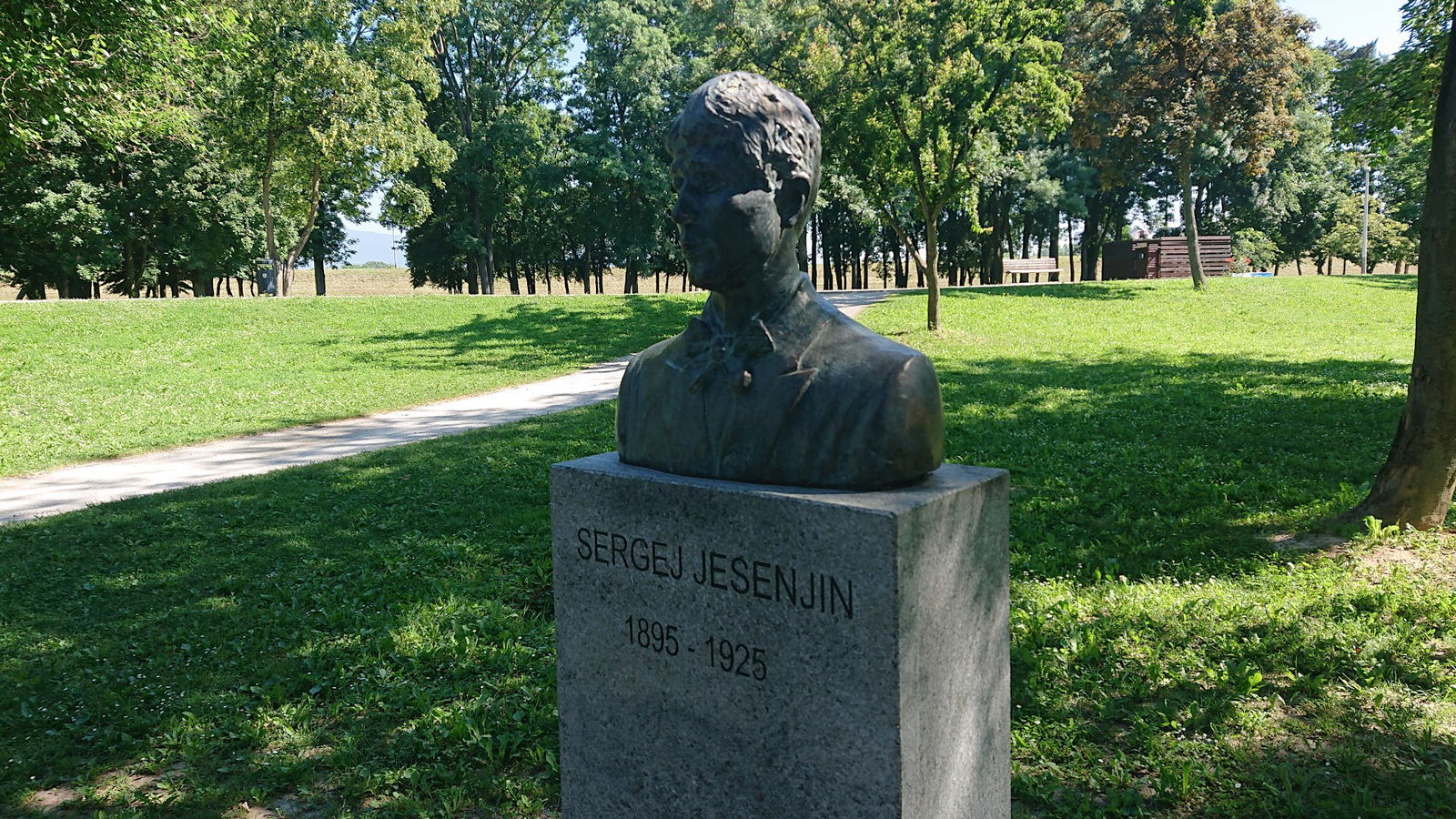Sergej Jesenjin statue