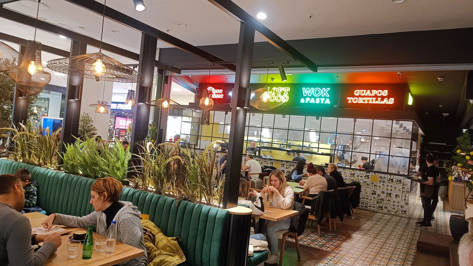 Loft food market & cafe TC Big