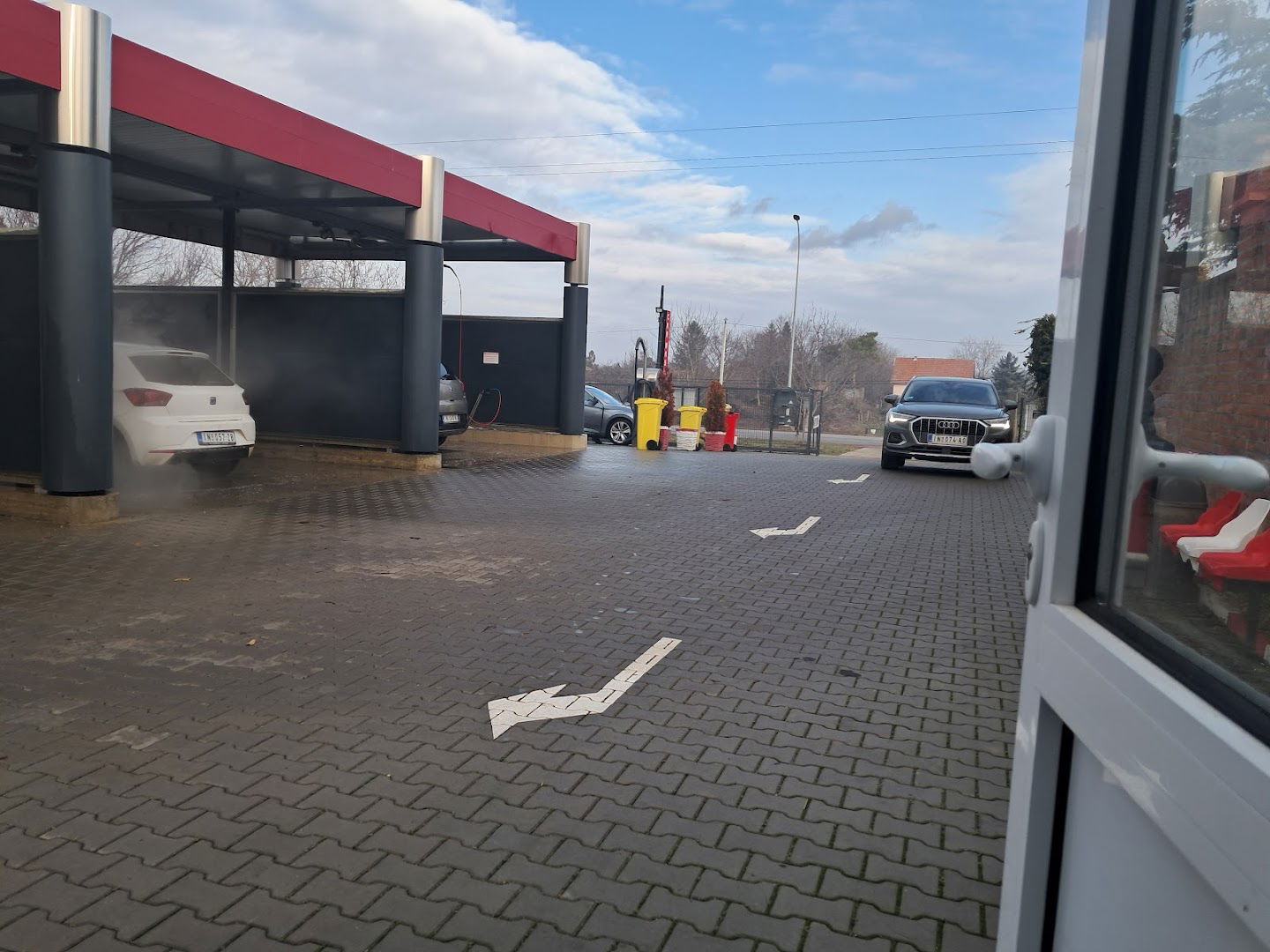 Samouslužna autoperionica