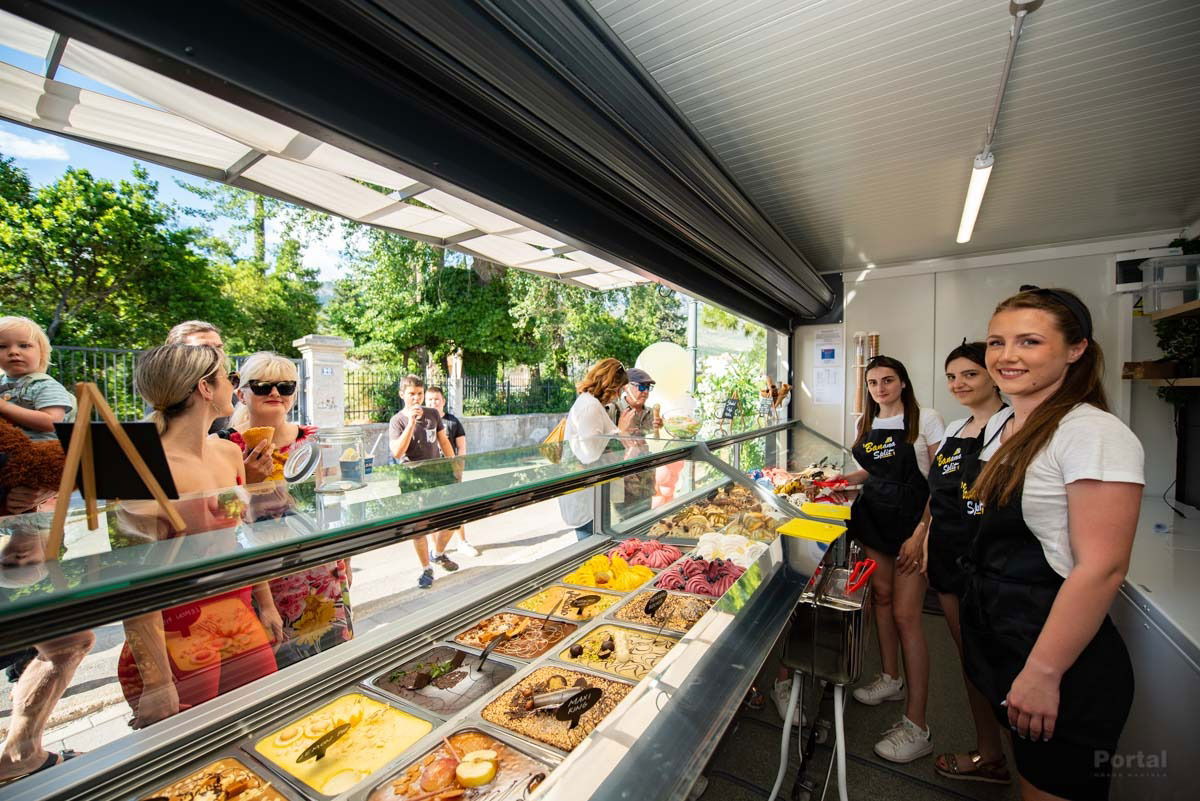 Banana split - ice cream shop