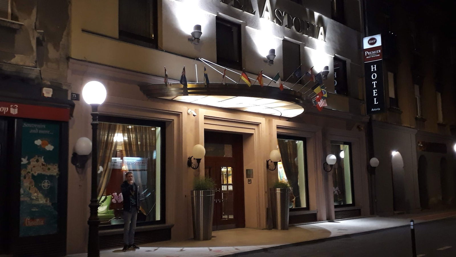 Best Western Premier Hotel Astoria Parking